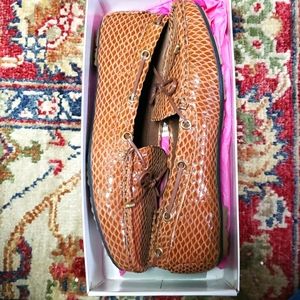 Isaac Mizrahi brown snakeskin loafers